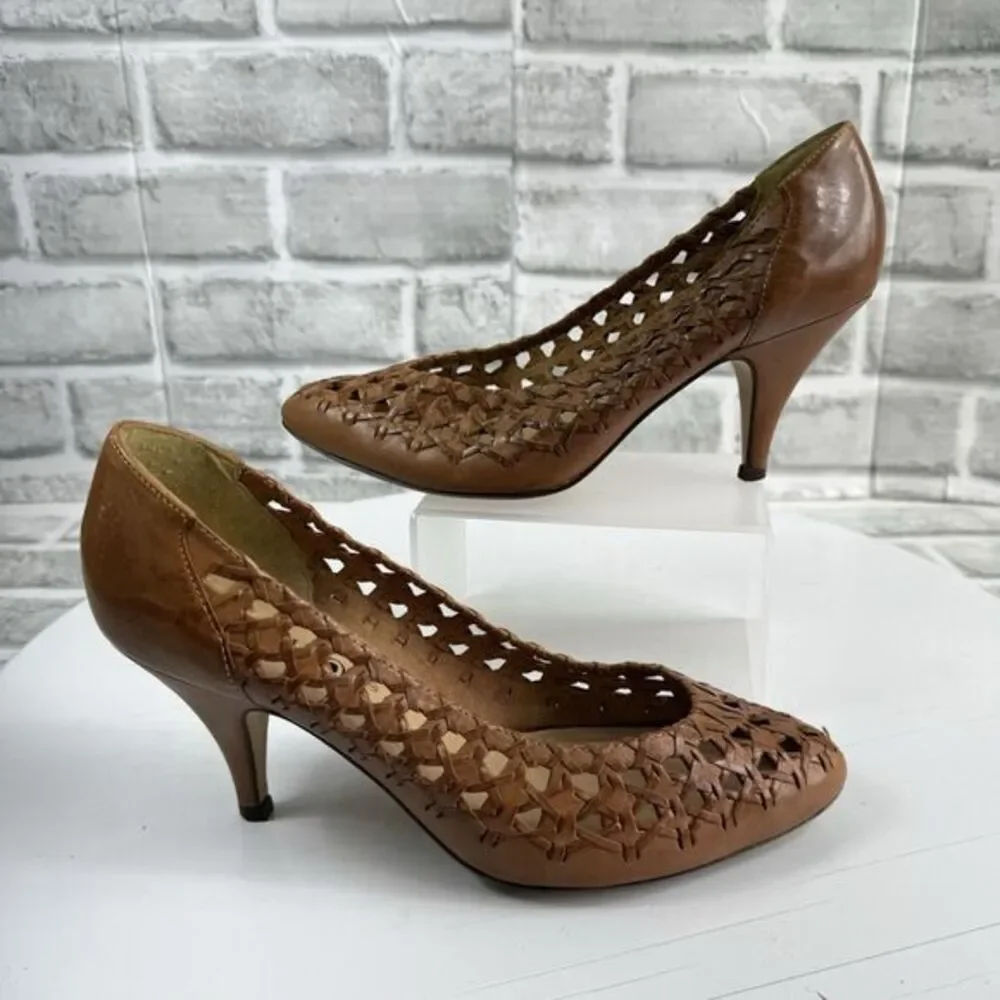 Cameos Vintage Women's Size 7 Brown Leather Cut Out Classic Pump Heels